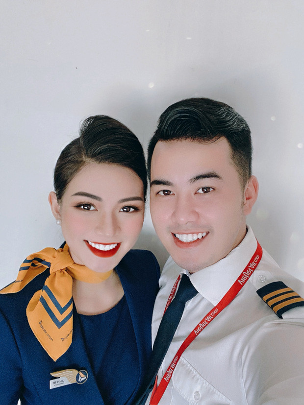 Cặp đôi ngành hàng không này đã ở cạnh nhau được 10 tháng. Nửa kia của Khánh Linh rất điển trai, phong độ. Vì cùng làm việc trong ngành hàng không nên họ dễ dàng thấu hiểu, thông cảm với nhau.