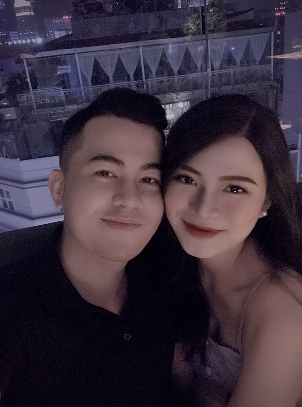 Được biết, bạn trai của nữ tiếp viên hàng không Khánh Linh đã chủ động add friends Khánh Linh khi được Facebook gợi ý rồi chăm chỉ rep story cho đến khi hẹn được cô nàng đi cà phê.