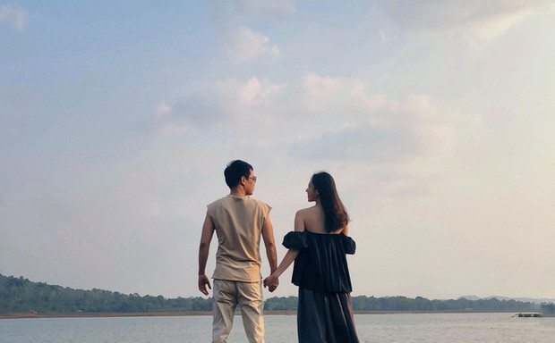 Khánh Linh cho biết cô thấy nửa kia đẹp trai nhất là khi khoác lên mình bộ quần áo phi công và tập trung làm việc.