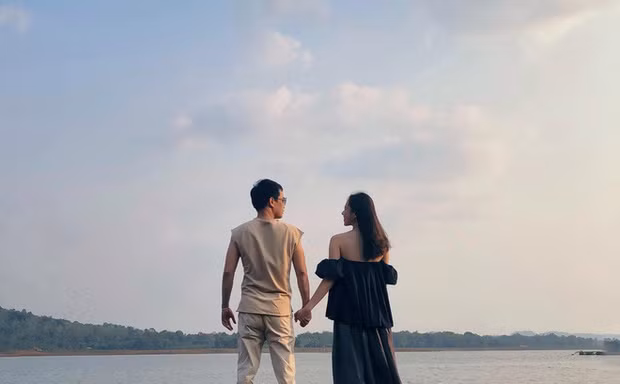 Khánh Linh cho biết cô thấy nửa kia đẹp trai nhất là khi khoác lên mình bộ quần áo phi công và tập trung làm việc.