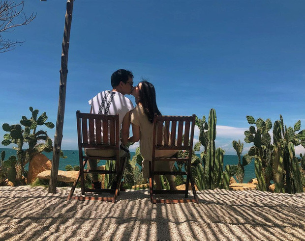 Ấn tượng ban đầu của Khánh Linh về nửa kia cũng không mấy tốt lành vì thấy anh "như ông già khó tính". Tuy nhiên sau vài lần nhắn tin rồi hẹn hò, nàng tiếp viên trưởng đã thay đổi suy nghĩ về nửa kia và thấy anh cũng rất ấm áp, hài hước.