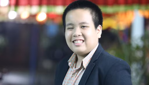 Theo như mẹ của Đỗ Nhật Nam chia sẻ, ngay từ bé mẹ của cậu đã rèn cho Nam tư duy phản biện. Điều này giúp Nam thể hiện chính kiến của mình trong mọi chuyện mà vẫn đảm bảo chuẩn mực văn hóa giao tiếp. Năm học lớp 3 Nam đưa ra các lý do ngộ nghĩnh, lên lớp 5 em đã biết phân tích nội dung bộ phim để từ đó thuyết phục mẹ.