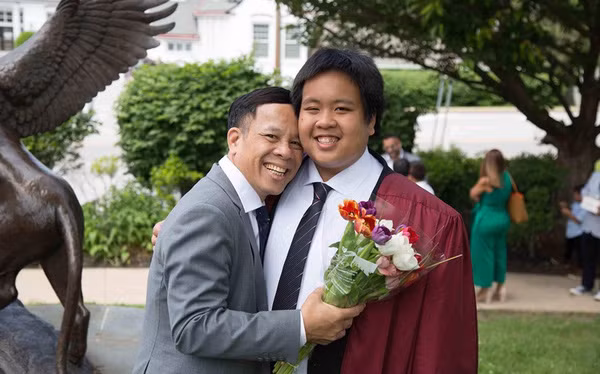 Hành trình từ cậu bé thần đồng cho đến chàng trai 18 tuổi tốt nghiệp THPT trên đất Mỹ của Đỗ Nhật Nam chẳng hề dễ dàng gì đối với cậu.