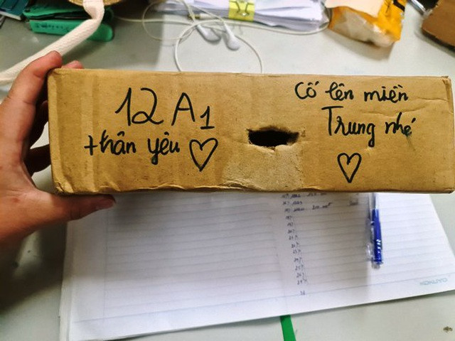 Những món quà tuy nhỏ nhưng tràn đầy tình thương yêu của các em học sinh từ miền núi đến miền xuôi..