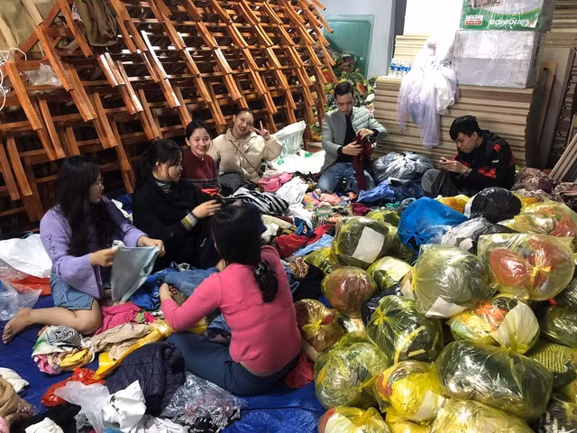 Nhiều bạn sinh viên còn nhận quyên góp , phân loại quần áo để gửi vào đồng bào vùng bị ngập trong nước lũ.