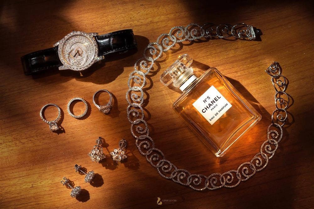 Vòng cổ và đôi bông tai ngoài cùng trị giá khoảng 600 triệu đồng. Đồng hồ hiệu Sarcar là do bố mình tặng trước khi kết hôn trị giá 280 nghìn USD (khoảng 6,5 tỷ đồng). Số còn lại là do mình tự mua trước đó", Thu Hương chia sẻ về của hồi môn của bản thân.