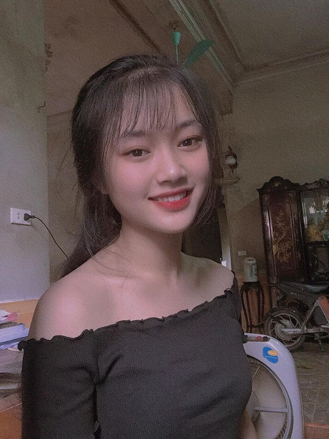 Trong kỳ thi tốt nghiệp THPT Quốc gia năm nay, cô bạn có bảng điểm lần lượt các môn khác là 8 Toán và 8,25 Ngữ văn - thuộc top 10 học sinh có điểm khối C cao nhất cả nước.