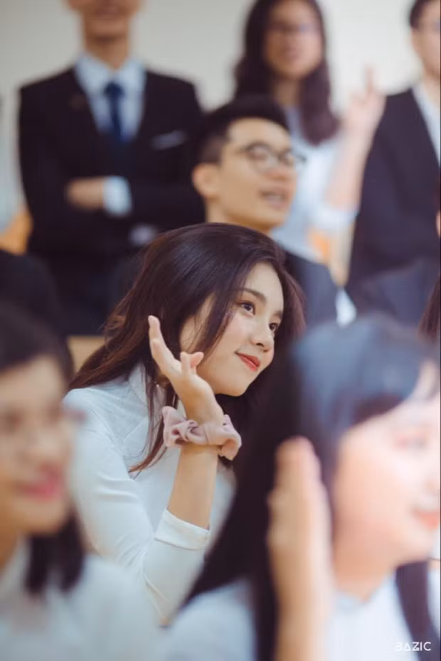 Chia sẻ về cách học, nữ sinh cho hay bản thân chỉ thực sự bước vào việc ôn luyện nghiêm túc vào năm lớp 12. Mỗi tuần, cô bạn chỉ học thêm 1 buổi Toán, 2 buổi Văn và 1 buổi tự học Tiếng Anh ở nhà.