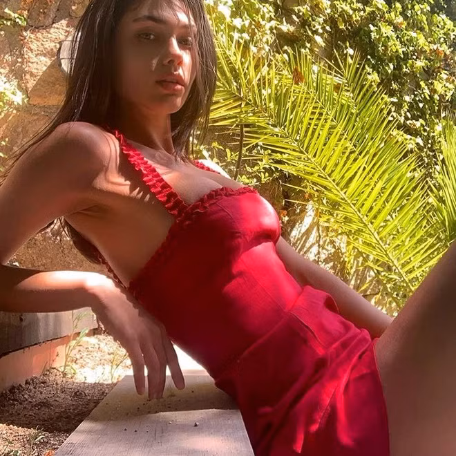 Luôn bận rộn với lịch trình dày đặc, cô nàng nói niềm vui lớn nhất là được dành thời gian bên gia đình, bạn bè. Sở thích của cô là đọc sách, xem phim, đi biển, du lịch đến nhiều nơi trên thế giới.