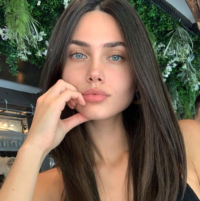 Cô nàng chia sẻ hy vọng trở thành người mẫu quốc tế, đa tài trong tương lai, được hợp tác với những nhãn hiệu danh tiếng hàng đầu.