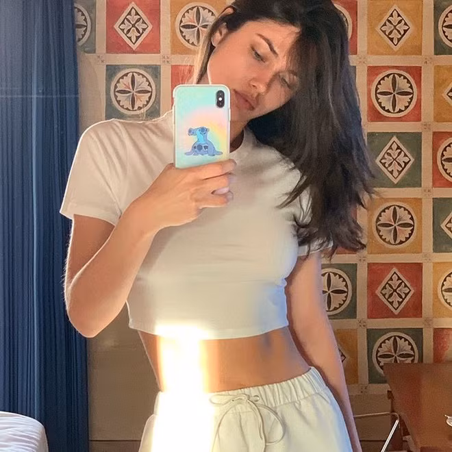 Sau khi tốt nghiệp cấp 3, cô theo học chuyên ngành báo chí ở trường đại học. Trong thời gian này cô vẫn tiếp tục nhận những lời mời làm mẫu ảnh.