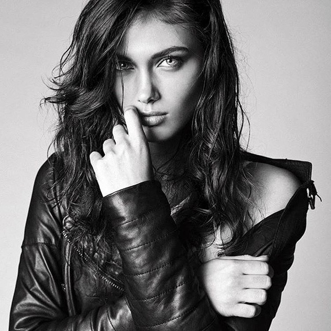 Cô nàng đang định cư tại Barcelona (Tây Ban Nha) để phát triển sự nghiệp. Nàng mẫu sinh năm 1997 cũng có cơ hội lưu diễn tại nhiều nơi khắp thế giới như Pháp, Mỹ, một số nước châu Á.