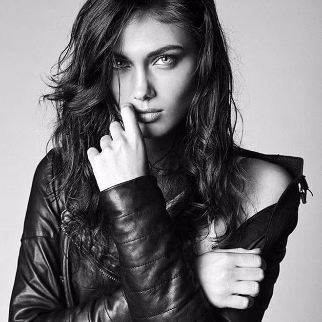 Cô nàng đang định cư tại Barcelona (Tây Ban Nha) để phát triển sự nghiệp. Nàng mẫu sinh năm 1997 cũng có cơ hội lưu diễn tại nhiều nơi khắp thế giới như Pháp, Mỹ, một số nước châu Á.