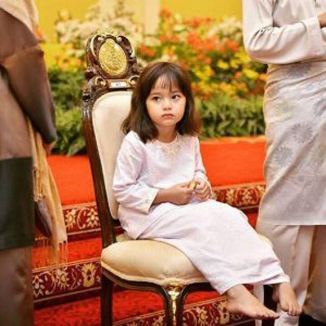 Ngay từ khi chào đời, tiểu công chúa Malaysia này đã thu hút sự chú ý của giới truyền thông và dư luận bởi vẻ ngoài bầu bĩnh, đáng yêu với làng da trắng sứ như thiên thần.