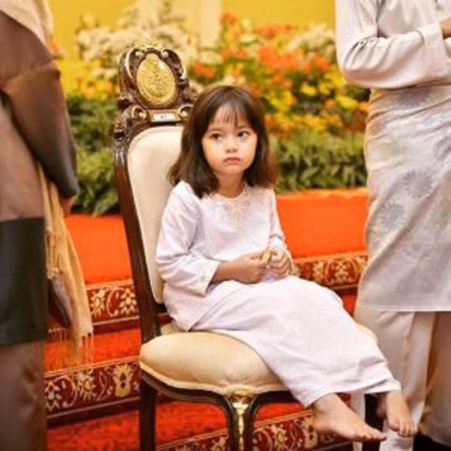 Ngay từ khi chào đời, tiểu công chúa Malaysia này đã thu hút sự chú ý của giới truyền thông và dư luận bởi vẻ ngoài bầu bĩnh, đáng yêu với làng da trắng sứ như thiên thần.