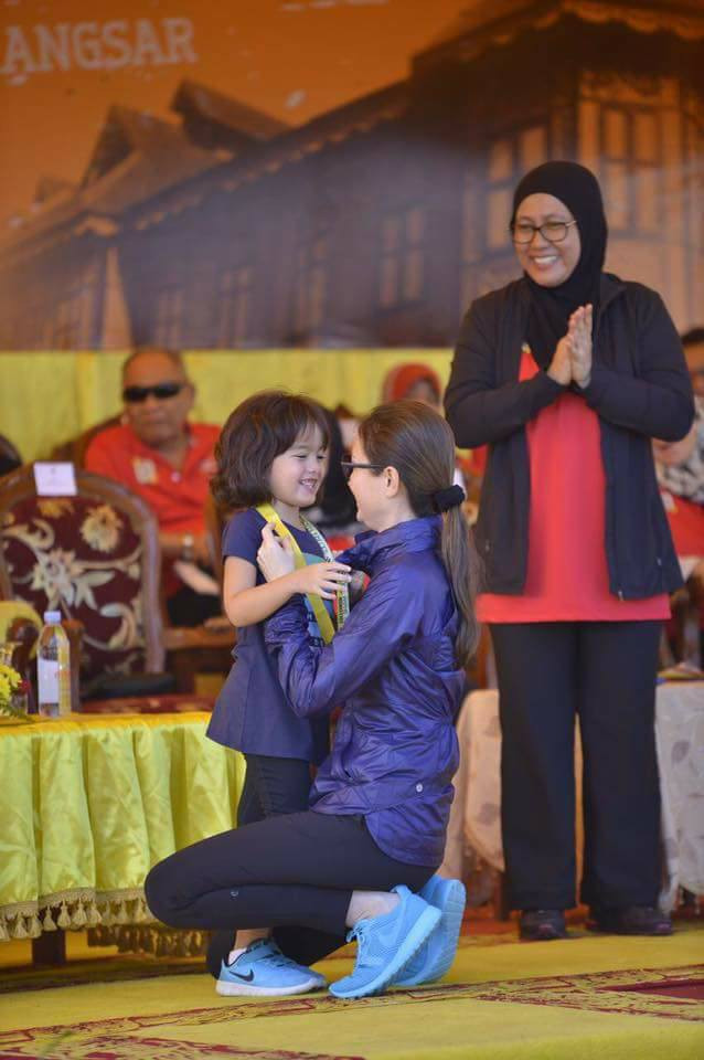 Ngoài việc học, công chúa Raja Nazira Safya còn tích cực tham gia các hoạt động xã hội bên cạnh cha mẹ và anh trai của mình.