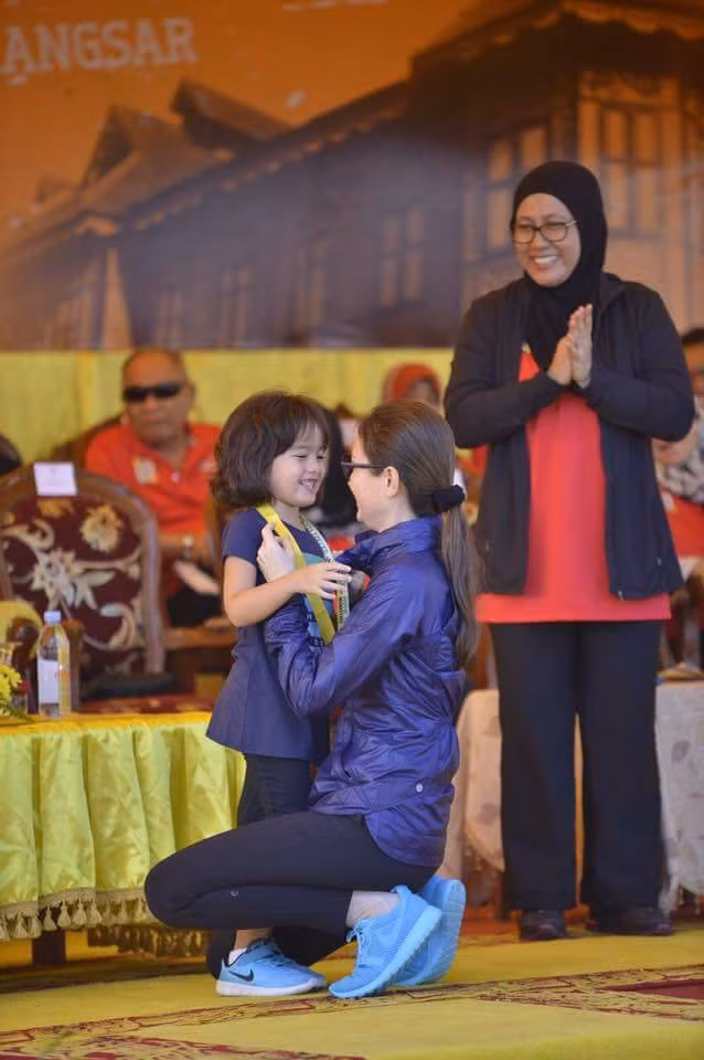 Ngoài việc học, công chúa Raja Nazira Safya còn tích cực tham gia các hoạt động xã hội bên cạnh cha mẹ và anh trai của mình.