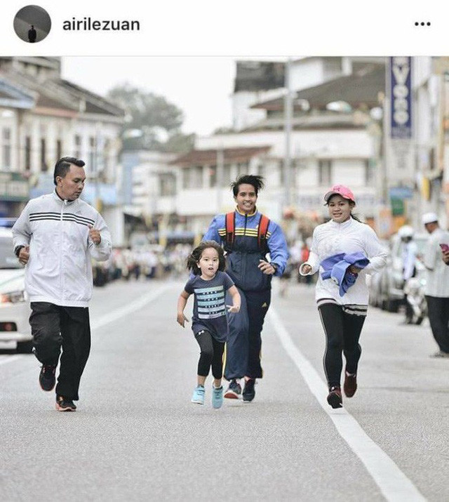 Thậm chí, dân chúng Malaysia còn phát cuồng công chúa nhỏ này đến mức họ dùng hình ảnh của Raja Nazira Safya để làm ảnh đại diện trên mạng xã hội như facebook, twitter và tất nhiên, hình ảnh của cô bé mỗi khi xuất hiện trong sự kiện mới nhất đều được lan truyền mạnh mẽ trên mạng xã hội.