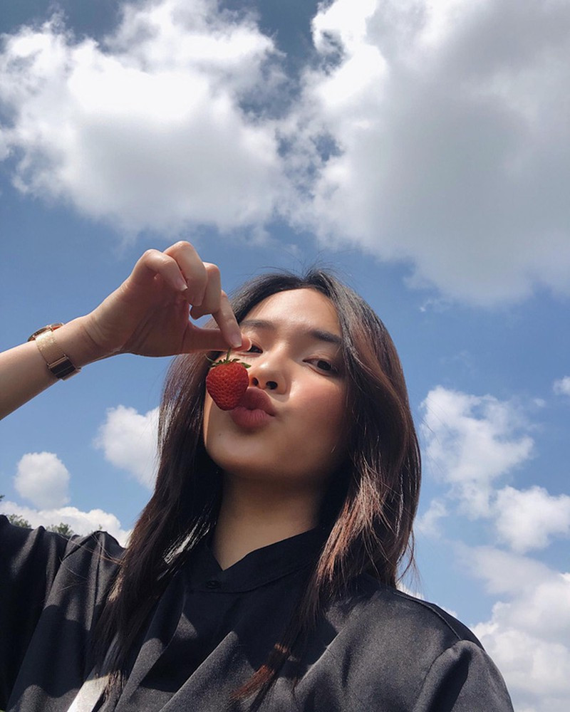 Không chỉ có hình thể đẹp khiến nhiều người mê mệt, hot girl 22 tuổi này còn sở hữu gương mặt và thần thái không thể chê vào đâu được.