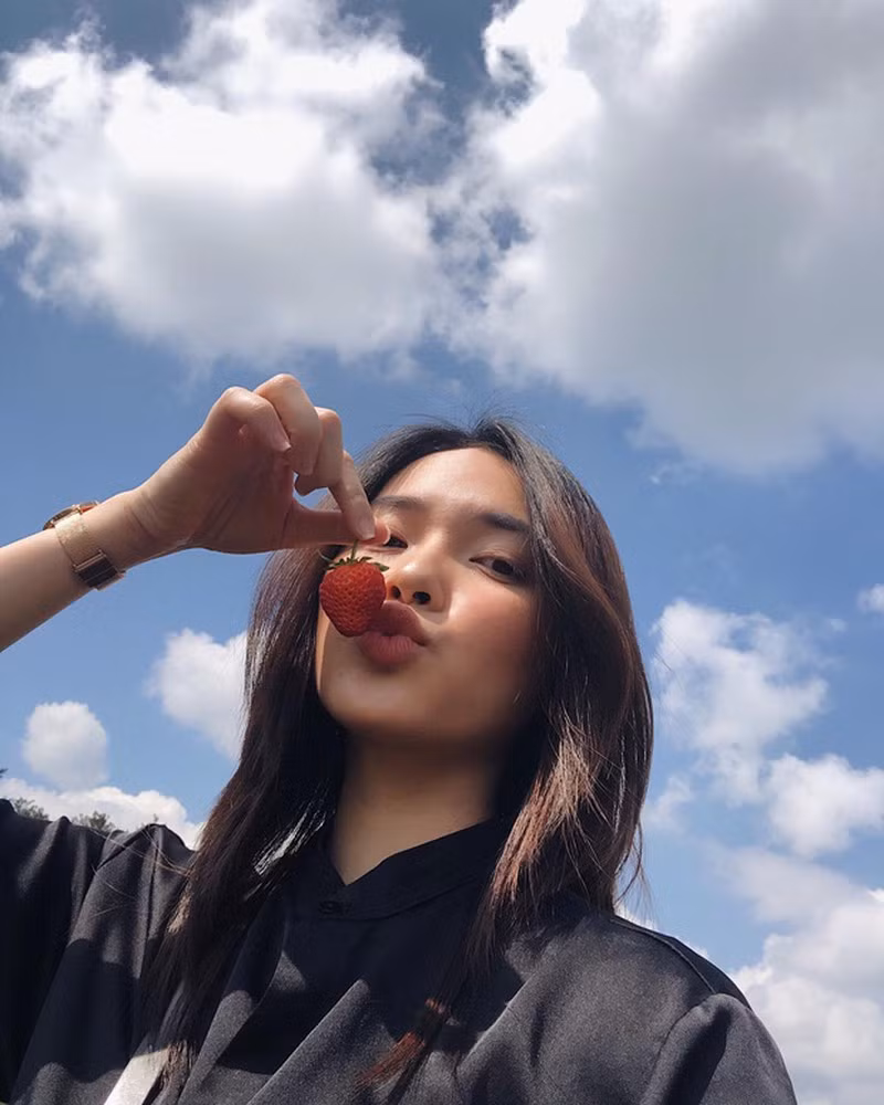 Không chỉ có hình thể đẹp khiến nhiều người mê mệt, hot girl 22 tuổi này còn sở hữu gương mặt và thần thái không thể chê vào đâu được.