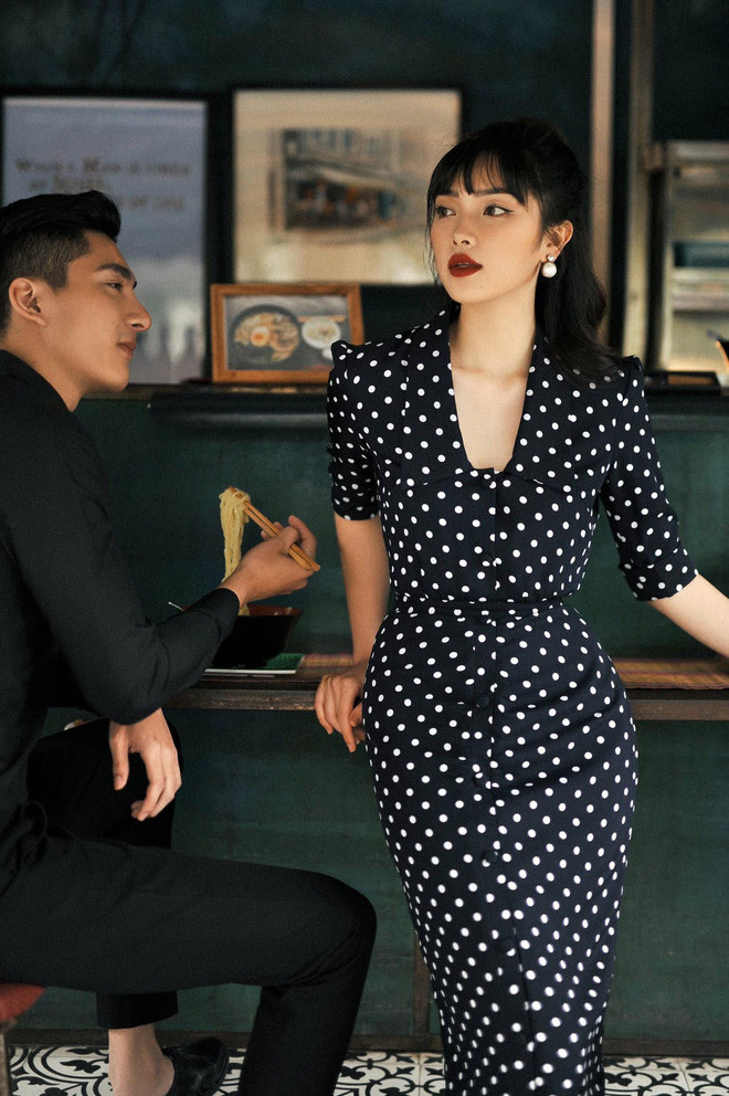 Sở hữu gương mặt đúng chuẩn hiện tại - mặt tròn, cằm nhọn, mắt to, mũi dọc dừa và đôi môi căng mọng, mỗi bức hình của 9X này luôn được dân mạng bão like và thả tim rần rần.