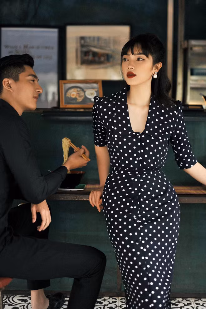 Sở hữu gương mặt đúng chuẩn hiện tại - mặt tròn, cằm nhọn, mắt to, mũi dọc dừa và đôi môi căng mọng, mỗi bức hình của 9X này luôn được dân mạng bão like và thả tim rần rần.