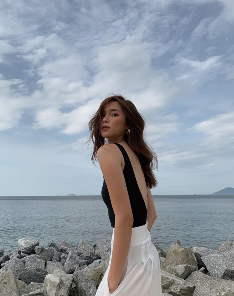 Diệu Linh vài năm trở lại đây là gương mặt quen thuộc trong các bộ hình lookbook cho nhiều thương hiệu ở Hà thành.