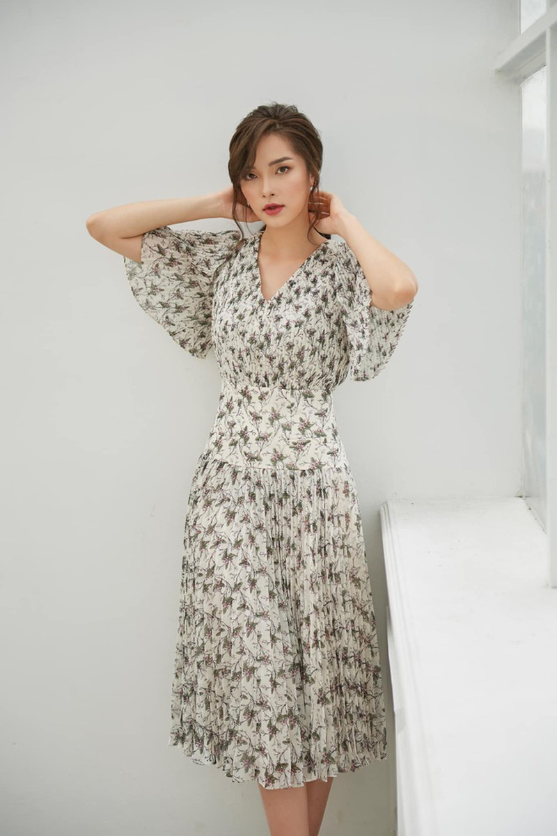 Diệu Linh theo học ở cả hai trường là Đại học Sư phạm Nghệ thuật Trung ương (chuyên ngành sư phạm âm nhạc) và Cao đẳng Nghệ thuật Hà Nội (thanh nhạc).