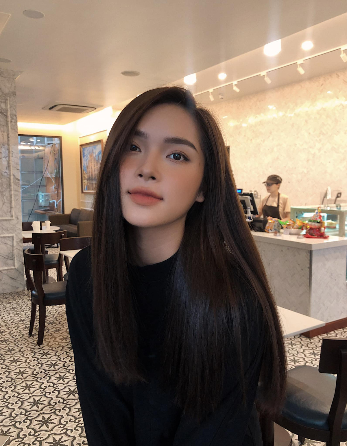 Linh từng chia sẻ cô nàng đã khá ưng ý với đường nét trên gương mặt của mình nên sẽ không bao giờ nghĩ đến phẫu thuật thẩm mỹ.