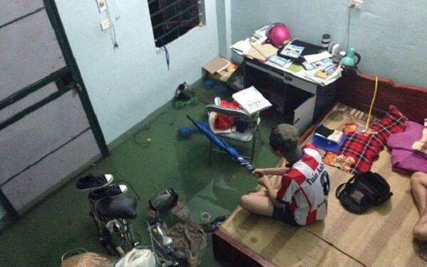 Nhiều phòng nước ngập lên giường, xe máy, đồ đạc đều bị nước mưa nhấn chìm.