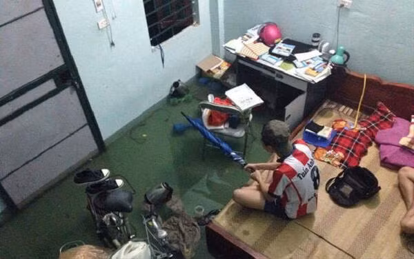 Nhiều phòng nước ngập lên giường, xe máy, đồ đạc đều bị nước mưa nhấn chìm.