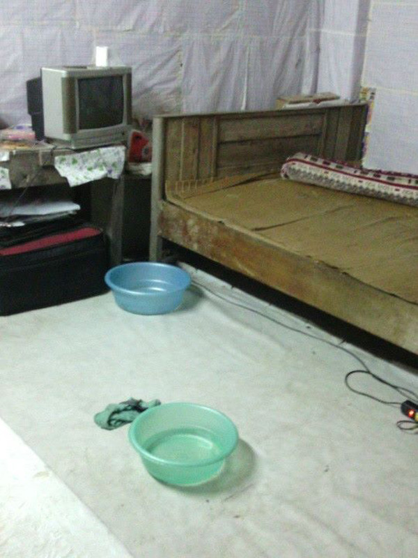 Sau cơn mưa to nhiều sinh viên lao đao vì phòng trọ ẩm thấp, dột nát.