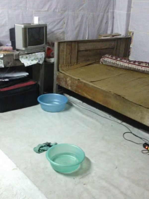 Sau cơn mưa to nhiều sinh viên lao đao vì phòng trọ ẩm thấp, dột nát.