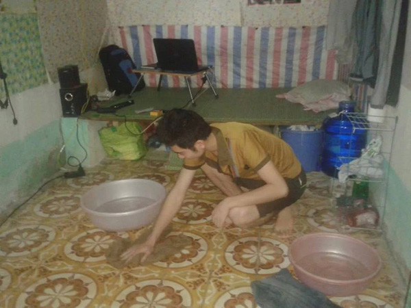 Nhà trọ xuống cấp, cứ mưa là dột khắp nhà.