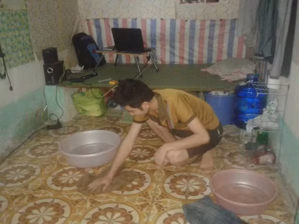 Nhà trọ xuống cấp, cứ mưa là dột khắp nhà.