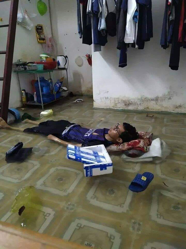 Không riêng gì trận mưa bão thời gian này, trước đó đã có không ít hình ảnh về nỗi khổ sở của các bạn học sinh, sinh viên thuê phòng trọ và gặp phải mưa lớn như thế này.