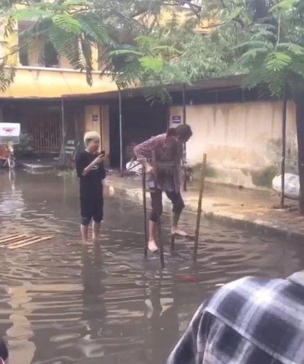 Lúc mưa lớn ngập đường thì con đường đi học cũng trở nên khó khăn hơn.