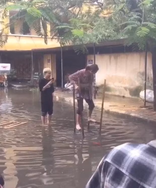 Lúc mưa lớn ngập đường thì con đường đi học cũng trở nên khó khăn hơn.