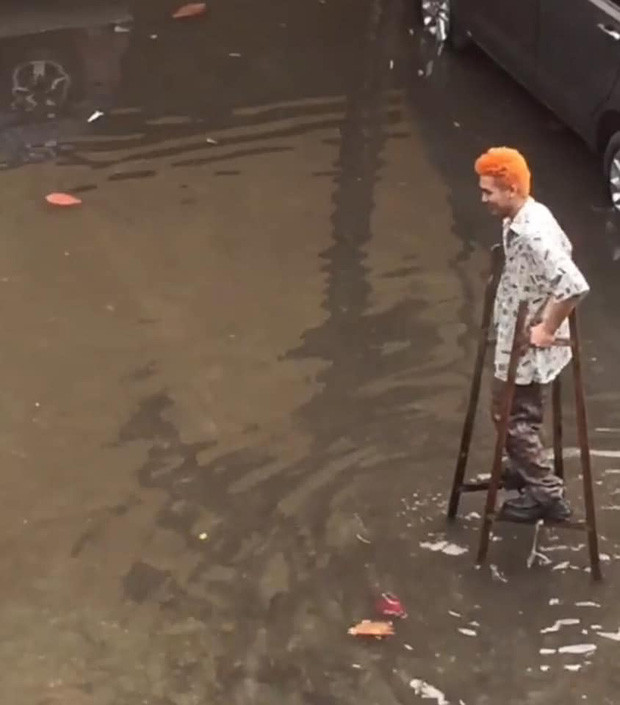 Không để bị ướt giày, nhiều người đã sử dụng nạng để đi lại.