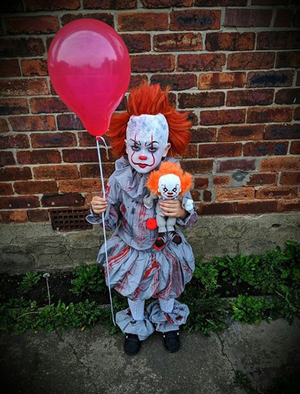 Một bà mẹ người Anh đã hóa trang cho con trai mình thành nhân vật Pennywise trong bộ phim kinh dị IT.