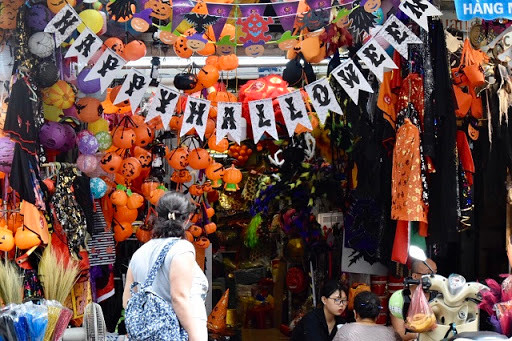 Tất cả tạo nên một bầu không khí đặc trưng của ngày lễ hội ma quỷ Halloween, không thua kém gì các nước phương Tây khác.