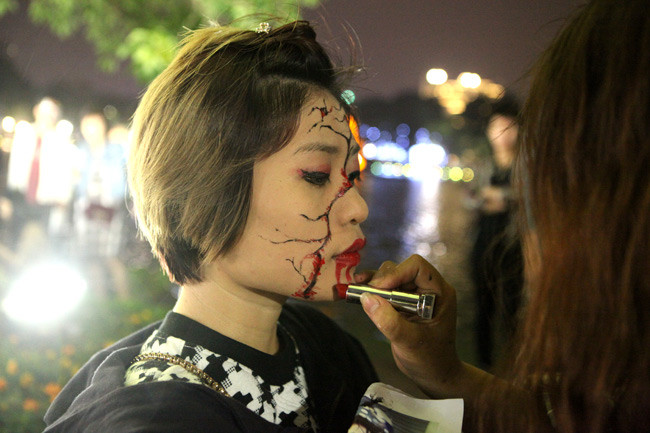 Vào ngày Halloween, chắc chắn sẽ không thể thiếu những bộ trang phục kinh dị, ấn tượng dạo quanh bờ hồ, cộng thêm các hoạt động vui chơi thú vị khác.