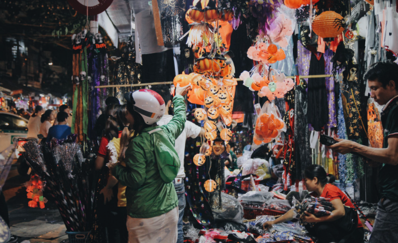 Giới trẻ Hà thành có thể tới Hàng Mã để hoà chung vào không khí đón Halloween rộn ràng của Hà Nội.