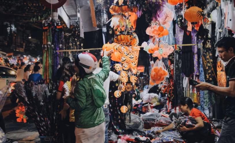 Giới trẻ Hà thành có thể tới Hàng Mã để hoà chung vào không khí đón Halloween rộn ràng của Hà Nội.