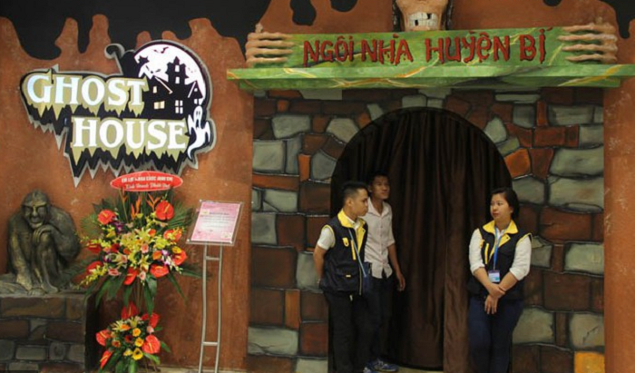 Aeon Mall Long Biên cũng là nơi đi chơi Halloween ở Hà Nội nổi tiếng bởi một ngôi nhà ma được thiết kế và xây dựng bởi các nhà sản xuất Nhật Bản.