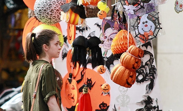 Ngay từ đầu tháng 10, các cửa hàng trên phố Hàng Mã đã bắt đầu bán đồ hoá trang, trang trí Halloween vô cùng đa dạng sắc màu và kiểu dáng. Các bạn trẻ Hà Nội thường tới con phố này để kiếm cho mình một bộ trang phục ấn tượng, cũng như chụp hình “selfie” với các món đồ kinh dị.