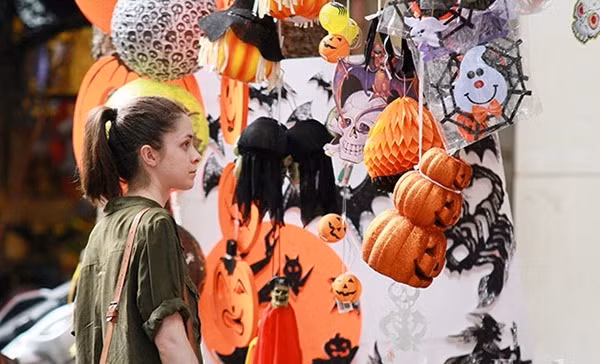 Ngay từ đầu tháng 10, các cửa hàng trên phố Hàng Mã đã bắt đầu bán đồ hoá trang, trang trí Halloween vô cùng đa dạng sắc màu và kiểu dáng. Các bạn trẻ Hà Nội thường tới con phố này để kiếm cho mình một bộ trang phục ấn tượng, cũng như chụp hình “selfie” với các món đồ kinh dị.
