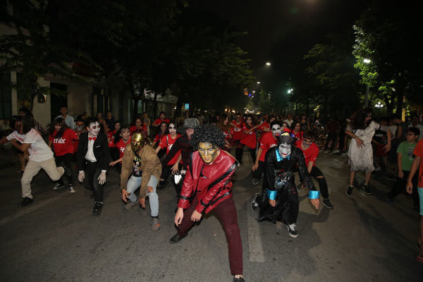 Cùng với những người thân, bạn bè của mình đi dạo trên phố, nhiều bạn trẻ sẽ được hòa mình vào dòng người tấp nập, thưởng thức những màn biểu diễn nghệ thuật đường phố đặc sắc.