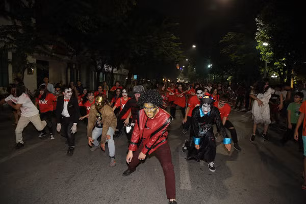 Cùng với những người thân, bạn bè của mình đi dạo trên phố, nhiều bạn trẻ sẽ được hòa mình vào dòng người tấp nập, thưởng thức những màn biểu diễn nghệ thuật đường phố đặc sắc.