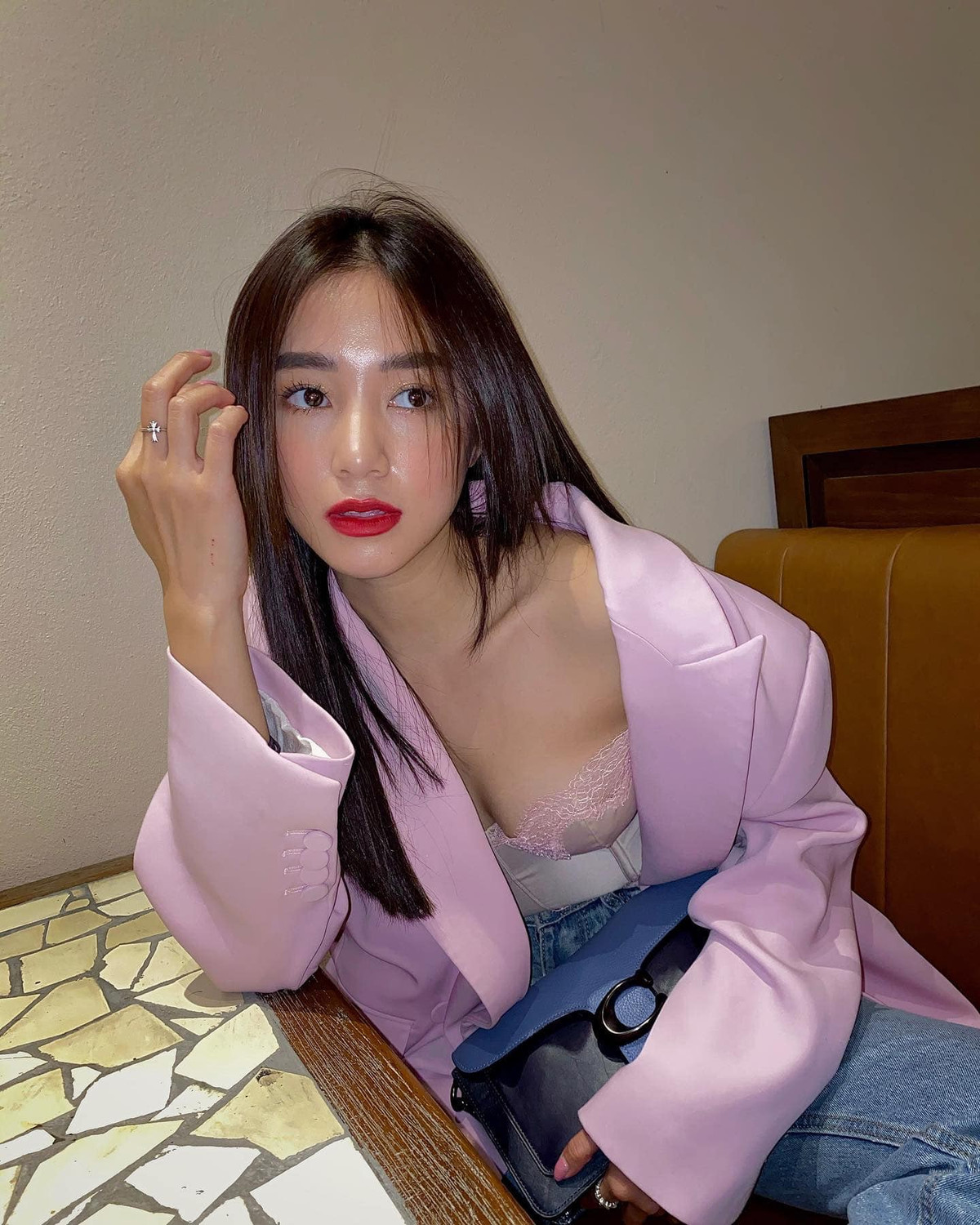 Theo dõi Salim, nhiều người cảm nhận được sự thay đổi hoàn toàn phong cách. Từ một cô nàng dễ thương với gu ăn mặc đơn giản, giờ đây hot girl Hà thành chuộng những bộ đồ khoe body vô cùng quyến rũ.